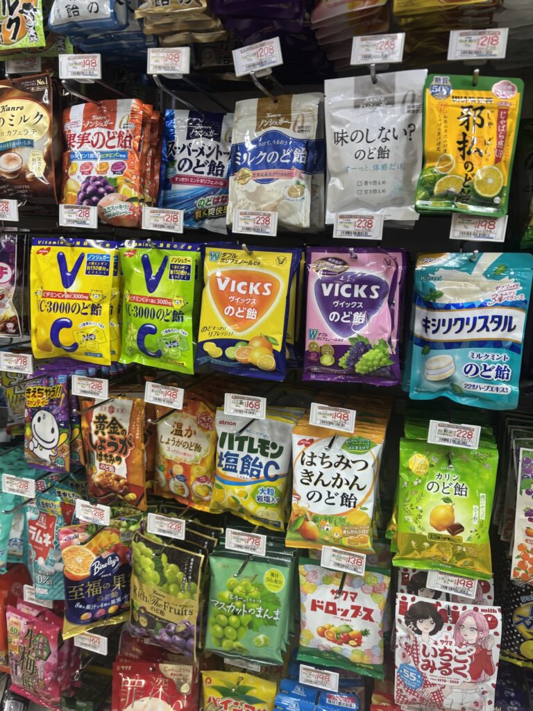 ドン・キホーテ 店内 飴ちゃんコーナーの棚（2026年2月19日撮影）